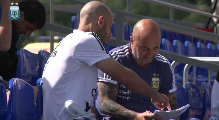 HumorEnPartidos's tweet image. - Viste éste que juega de 4. Probá ponerlo de 4.
- Comprendo 
- Y viste éste que jugó todo el año de 3.
- Si
- Ponelo de 3
- Ajá