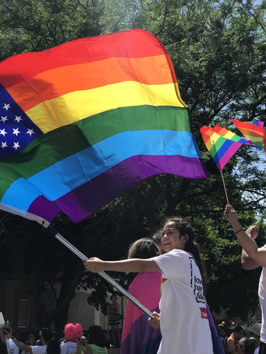 LaCasaNorte's tweet photo. We're so thankful for all the volunteers and staff from La Casa Norte and @BankofAmerica who came out and made this year's #PrideParade one for the books! Together we're bringing about #EqualityUnderOneRoof in our community! https://t.co/BVBIEPoL1Z