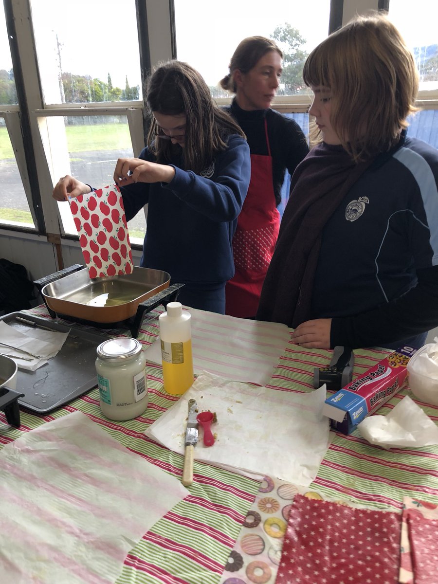 ZayedHEFT's tweet image. Today we have had Huonville Primary School year 6 students training at the schools 🐝beeswax🐝 and 🛥land yacht🛥workshop at the Zayed Huon Energy Hub❗️Students are learning to make beeswax wraps for the upcoming Huon Valley STEM Expo.🙌

#ZayedHEFT