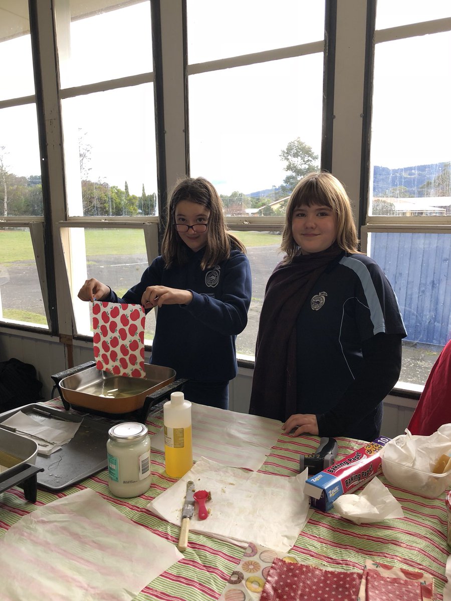 ZayedHEFT's tweet image. Today we have had Huonville Primary School year 6 students training at the schools 🐝beeswax🐝 and 🛥land yacht🛥workshop at the Zayed Huon Energy Hub❗️Students are learning to make beeswax wraps for the upcoming Huon Valley STEM Expo.🙌

#ZayedHEFT