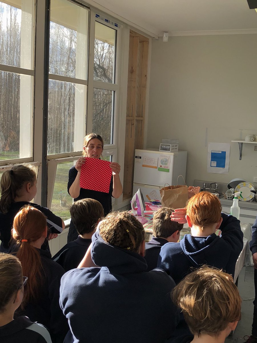 ZayedHEFT's tweet image. Today we have had Huonville Primary School year 6 students training at the schools 🐝beeswax🐝 and 🛥land yacht🛥workshop at the Zayed Huon Energy Hub❗️Students are learning to make beeswax wraps for the upcoming Huon Valley STEM Expo.🙌

#ZayedHEFT