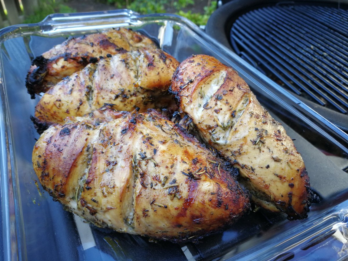 Lemon thyme chicken breasts on the @kamadojoe = Awesome! 😀

#kamadojoe #bbq #grilledfood #summerfood #goodfood #kamadojoeclassic #backyard #backyardbbq #grilling #grilledfood #barbecue #barbeque #grilledchicken