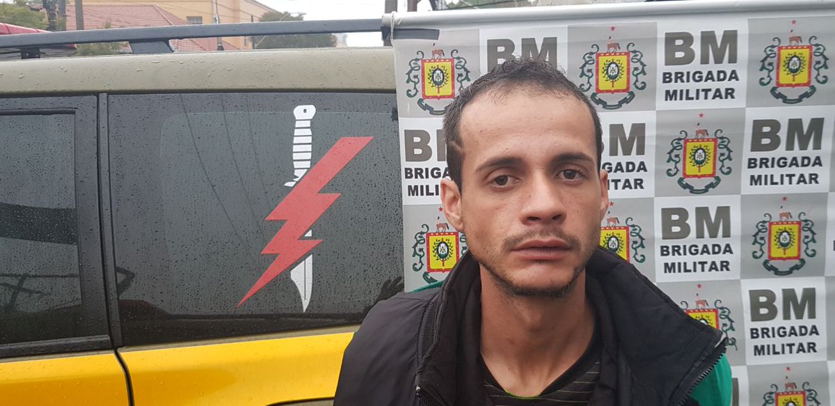 Poa24h_Oficial's tweet photo. Após denúncia, 3 pessoas foram presas com 3 pistolas, carregadores, 60 munições, 1 rádio comunicador, 451 porções de maconha, 1600 porções de crack e dinheiro em Porto Alegre.
#BOE #PATRES https://t.co/BsXTtFjeXs https://t.co/q5EiXdcKwG