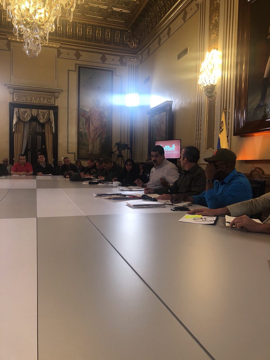 JEHYSONGUZMAN's tweet photo. #AHORA | Patriotas nos encontramos desde el Palacio de Miraflores con el Pdte. @NicolasMaduro Gobernadores, Protectores y Alcaldes para trabajar temas y acciones de protección y bienestar de nuestro pueblo. #VenezuelaDefiendeLaPaz
#PorAMORaMerida https://t.co/MBto5Vmbj8