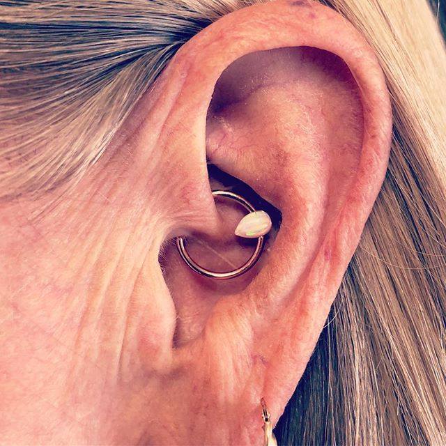 BlackHoleReno's tweet photo. Stunning daith pierce with a rose gold hoop and white opal teardrop performed by #jessicablackholereno! #blackholereno #daithpiercing #goldblooded #earpiercing #goldhoop #blackholebodypiercing #appmember https://t.co/btlUzIDxZd https://t.co/s9Rz3H9Bct