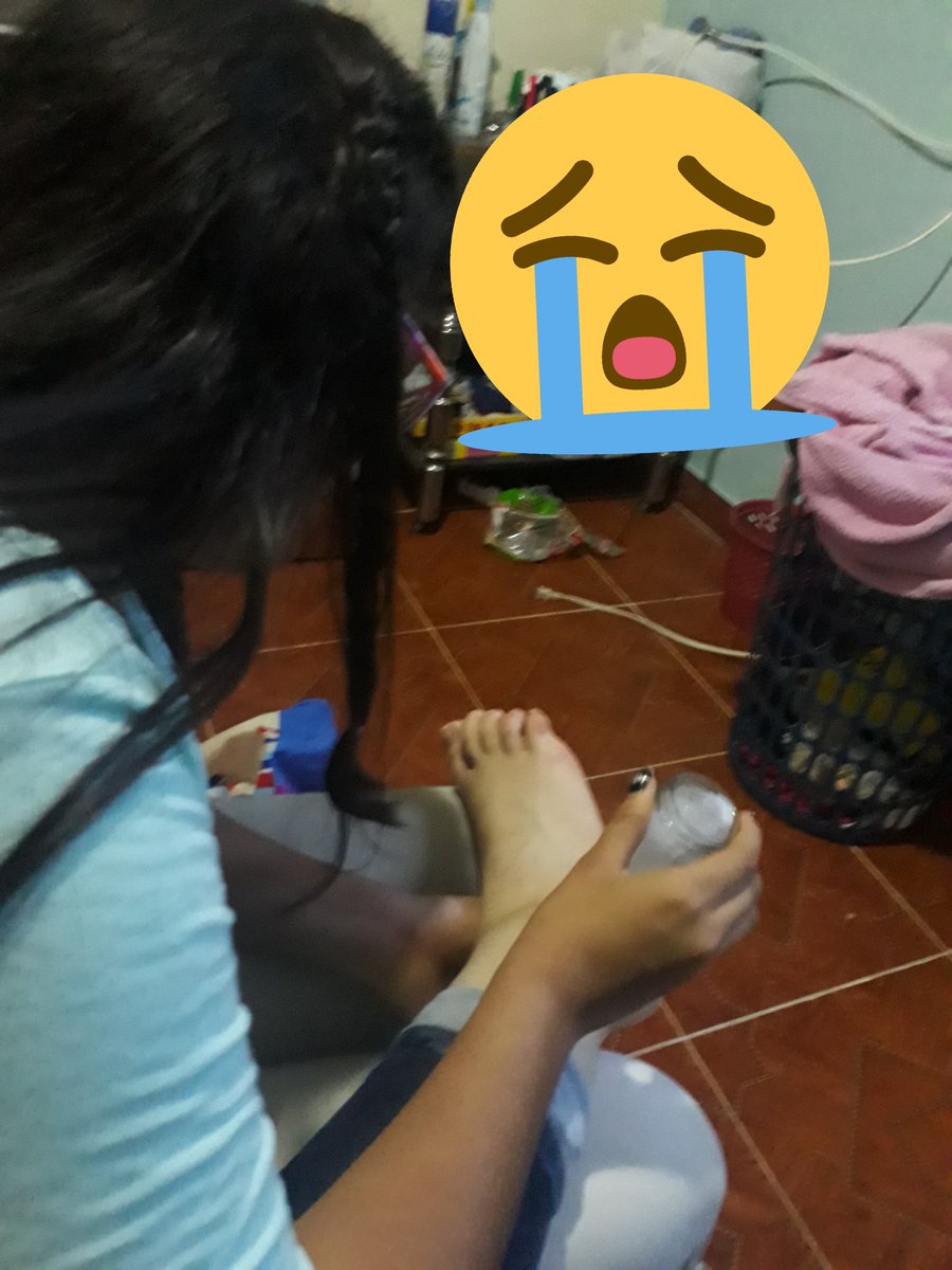 danielat212's tweet photo. Cómo cuando te lastimas jugando volley y tu amiga te atiende 😅❤Tengo el pie super hinchado xD que horror~ duele horrible T.T https://t.co/ctv3lOgHrA