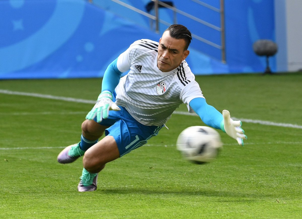 XHSports's tweet photo. Egypt goalkeeper Essam El Hadary, 45, has become the oldest player ever to appear at the #WorldCup https://t.co/Tzm7nxNglk