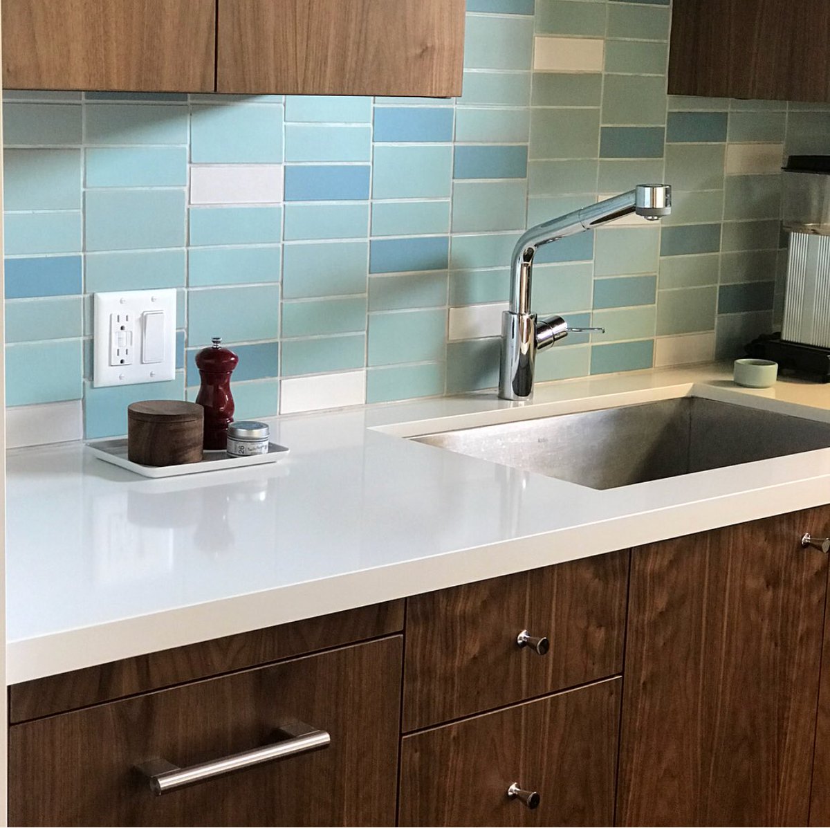 ericbbellmont's tweet photo. THIS is how @JonParsonsOSG shows us HIS @BellmontCabinet! Perfect pairing from #PalmSprings @BellmontCabinet 1900 Series Stockholm in Natural Walnut. Your kitchen is A-W-E-S-O-M-E & so are Y-O-U! #showusyourbellmont #bellmontcabinetco #teamjon #walnutkitchen https://t.co/iaph7aPWe0