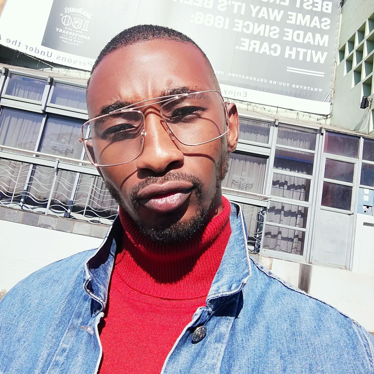 LeroyMarcN's tweet photo. Can't secure the bag without securing the glow.
1. @glamglowsa #glittermud mask to tighten pores + firm skin up;
2. Replenishing Oil Exfoliator (cleanse 2x w/ cold/RT water)
3. DOUBLE moisturise (esp in winter) 1st: @glamglowsa #waterburst moisturizer, finish w/ creme de @lamer https://t.co/PqaPowZiEF