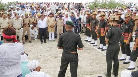 Poojasocialist's tweet photo. ग्राम डुढ़हा ( इटावा) निवासी, भारतीय सेना के लेफ्टिनेंट #राहुल_यादव की सड़क दुर्घटना में असामयिक मृत्यु हो गई।

सपा जिलाध्यक्ष इटावा #श्री_गोपाल_यादव_जी ने अंत्येष्टि में पहुंचकर श्रद्धांजलि अर्पित की। https://t.co/d6NbA5bmA7