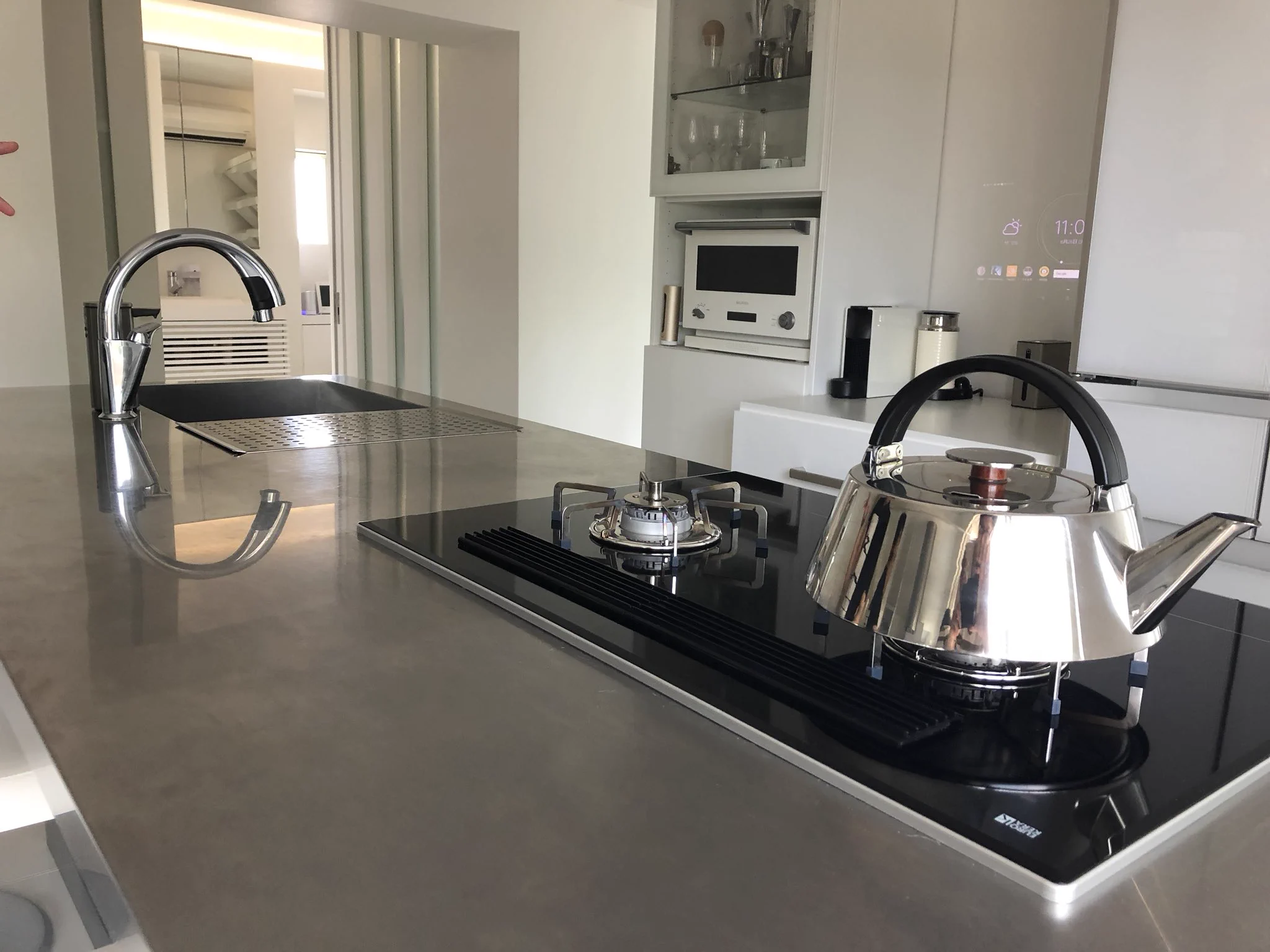 団地に突如現れた未来感あふれるマンション！これは暮らしてみたくなる！