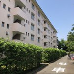 団地に突如現れた未来感あふれるマンション!これは暮らしてみたくなる!