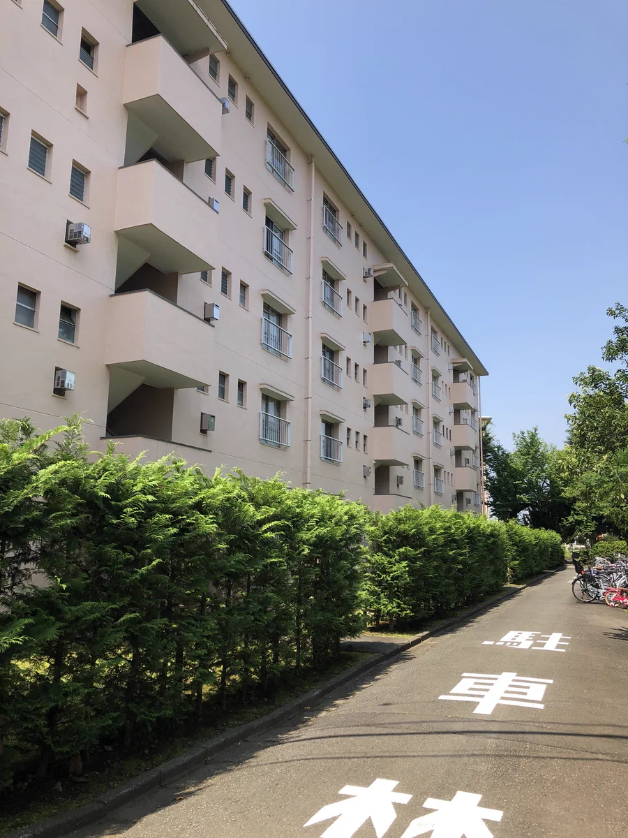 団地に突如現れた未来感あふれるマンション！これは暮らしてみたくなる！