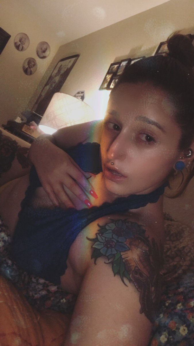LexxC9's tweet photo. Retweet if you think @chewstroke needs bralettes or crop tops👋👅 #fashion #chewstroke #model https://t.co/MWcD1o1mC0