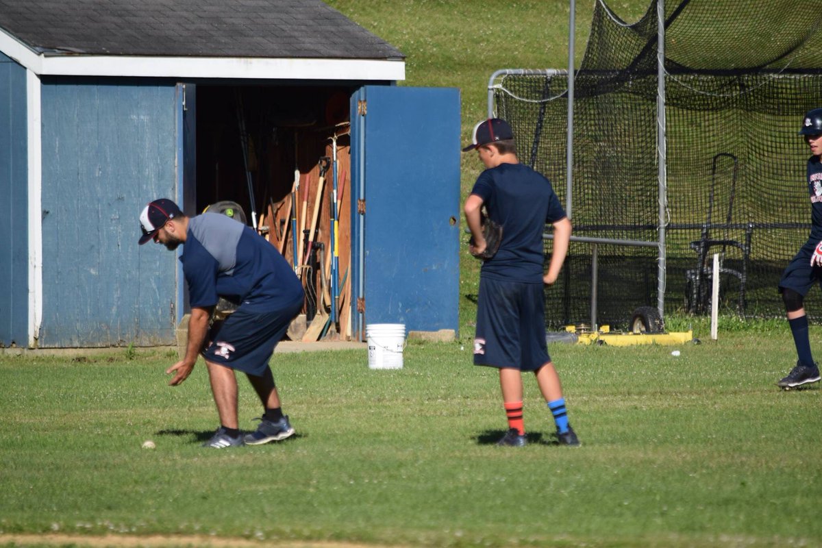 BLBulldogsVT's tweet image. Our coaches doing what they love to do.....#teachthegame #BulldogPride #btv