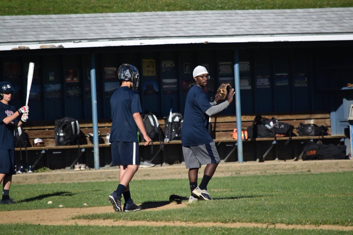 BLBulldogsVT's tweet image. Our coaches doing what they love to do.....#teachthegame #BulldogPride #btv