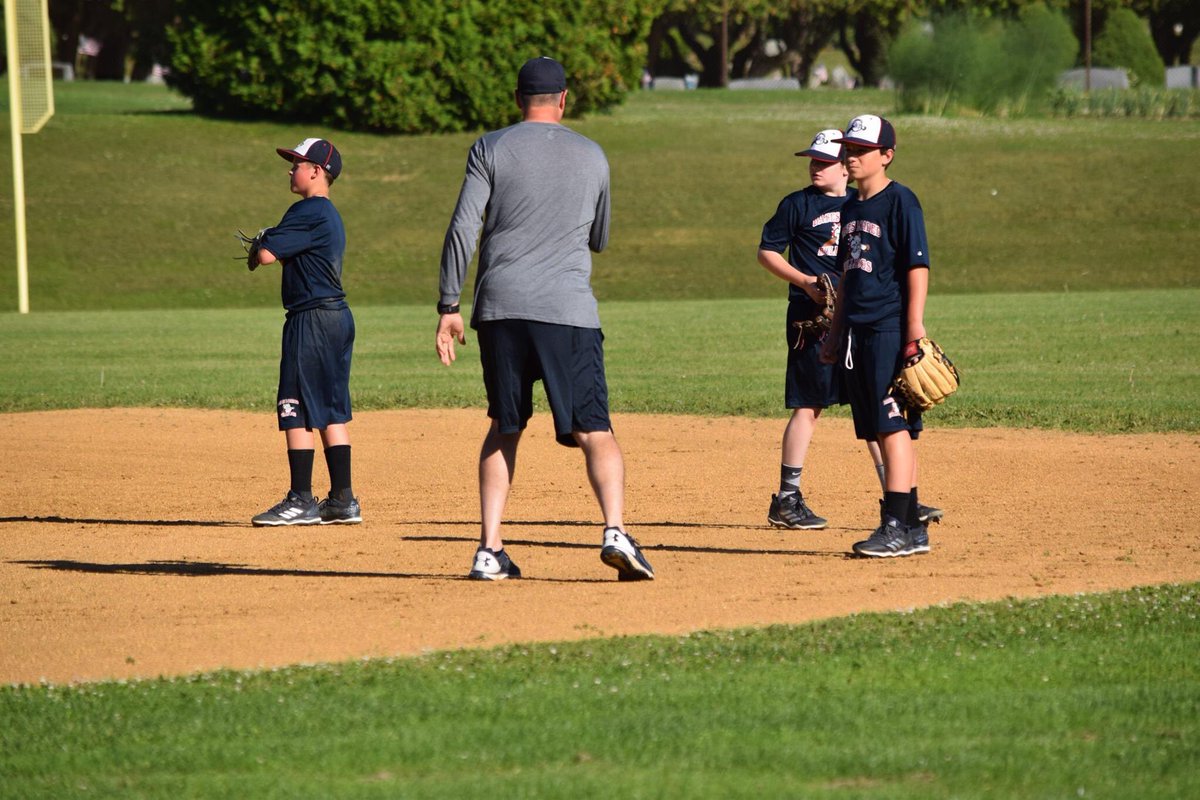 BLBulldogsVT's tweet image. Our coaches doing what they love to do.....#teachthegame #BulldogPride #btv