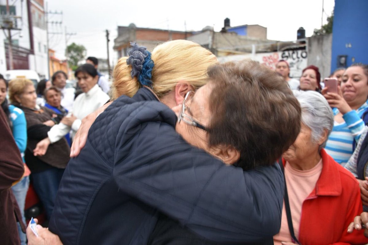 AnaBalderasMx's tweet photo. Me siento muy emocionada de ver a tantos atizapenses reunidos, más de 250 personas me dieron la oportunidad de platicarles mis propuestas, que están pensadas para beneficio de todas las familias de #Atizapán. No tengo duda, ¡La colonia Ignacio López Rayón está con el Frente! https://t.co/jZ5iaG399a
