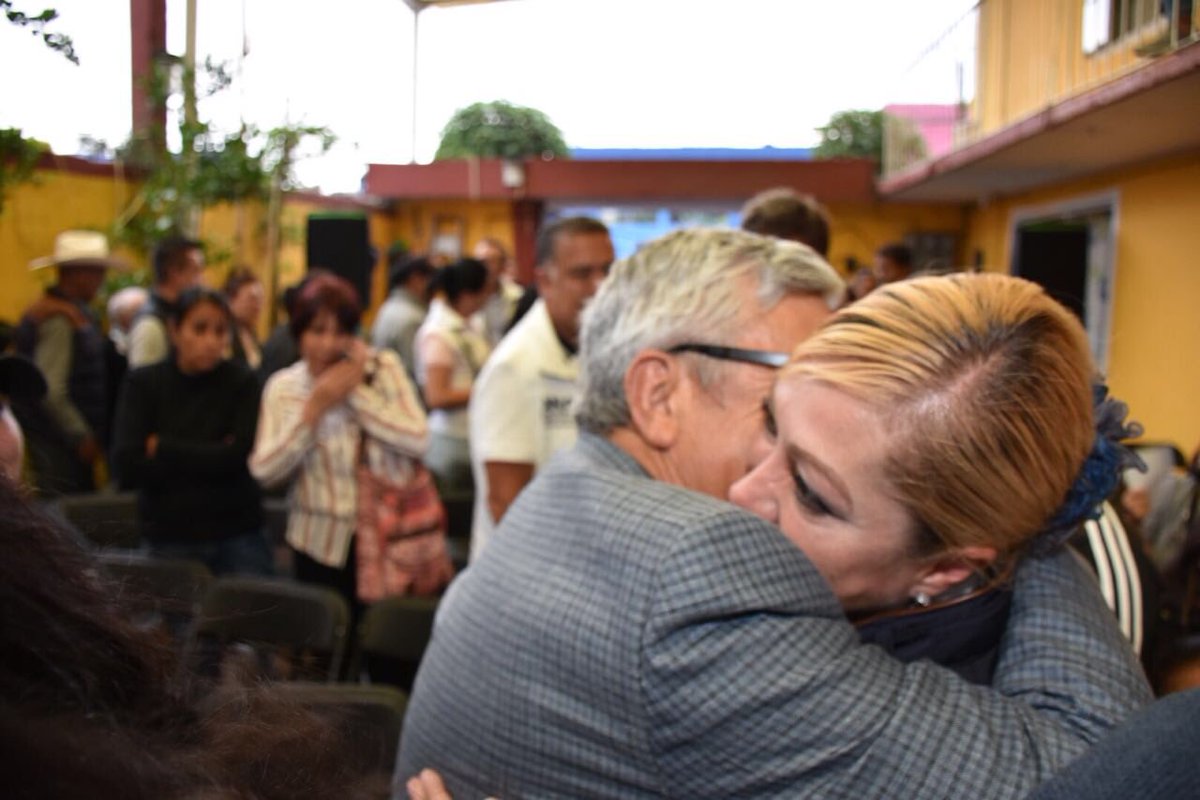 AnaBalderasMx's tweet photo. Me siento muy emocionada de ver a tantos atizapenses reunidos, más de 250 personas me dieron la oportunidad de platicarles mis propuestas, que están pensadas para beneficio de todas las familias de #Atizapán. No tengo duda, ¡La colonia Ignacio López Rayón está con el Frente! https://t.co/jZ5iaG399a