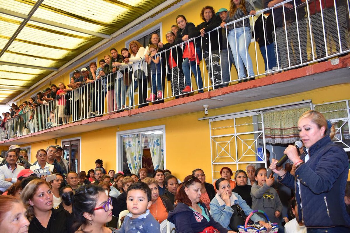 AnaBalderasMx's tweet photo. Me siento muy emocionada de ver a tantos atizapenses reunidos, más de 250 personas me dieron la oportunidad de platicarles mis propuestas, que están pensadas para beneficio de todas las familias de #Atizapán. No tengo duda, ¡La colonia Ignacio López Rayón está con el Frente! https://t.co/jZ5iaG399a