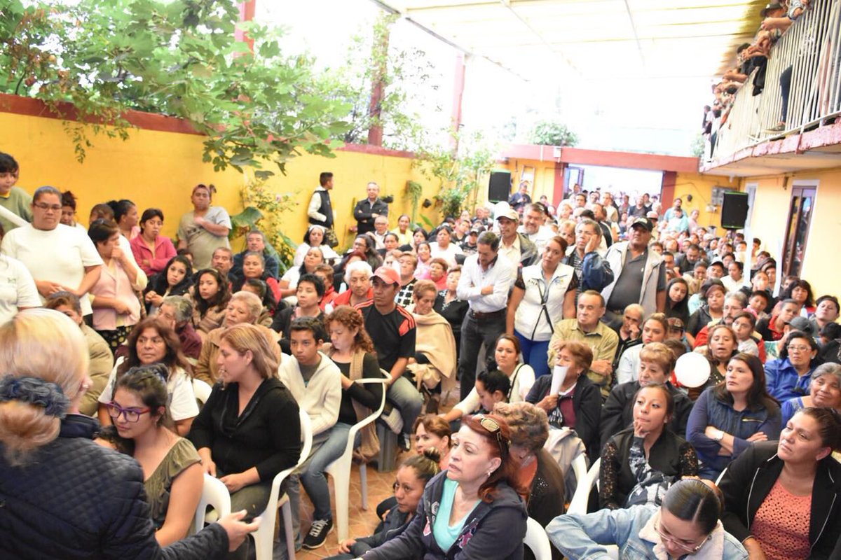 AnaBalderasMx's tweet photo. Me siento muy emocionada de ver a tantos atizapenses reunidos, más de 250 personas me dieron la oportunidad de platicarles mis propuestas, que están pensadas para beneficio de todas las familias de #Atizapán. No tengo duda, ¡La colonia Ignacio López Rayón está con el Frente! https://t.co/jZ5iaG399a