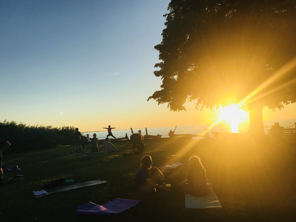 yogini_esq's tweet photo. Sometimes the most beautiful gifts are in our own back yard. We just need to stop and see them. #sunsetyoga #yogaonthebeach with the amazing @HeidiKroft. https://t.co/Jllhlk3ffO
