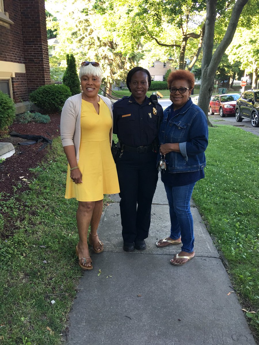 RochesterNYPD's tweet photo. Clergy on Patrol-Rochester Police Officers joining Mayor Warren, local ministers and community members by engaging residents and business owners in the Norton Street area. #CommunityEngagement @LaRonSingletary @PrepRpd @CityRochesterNY @RocNYOCS https://t.co/oi7WyRE7Nx