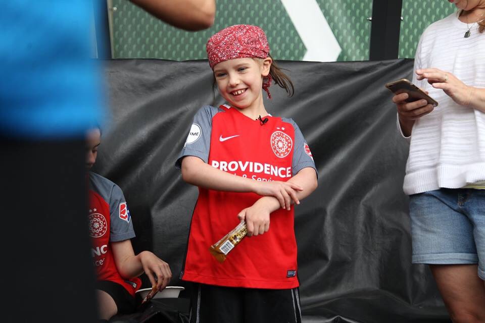 ThornsFC's tweet photo. Everyone, this is Maryn.
She just turned 7 last week.
She’s battling Stage IV brain cancer.
Maryn loves the Thorns.
This afternoon, she got to hang with her favorite soccer players.🌹⚽️#MightyMaryn https://t.co/jVXtaVRHts