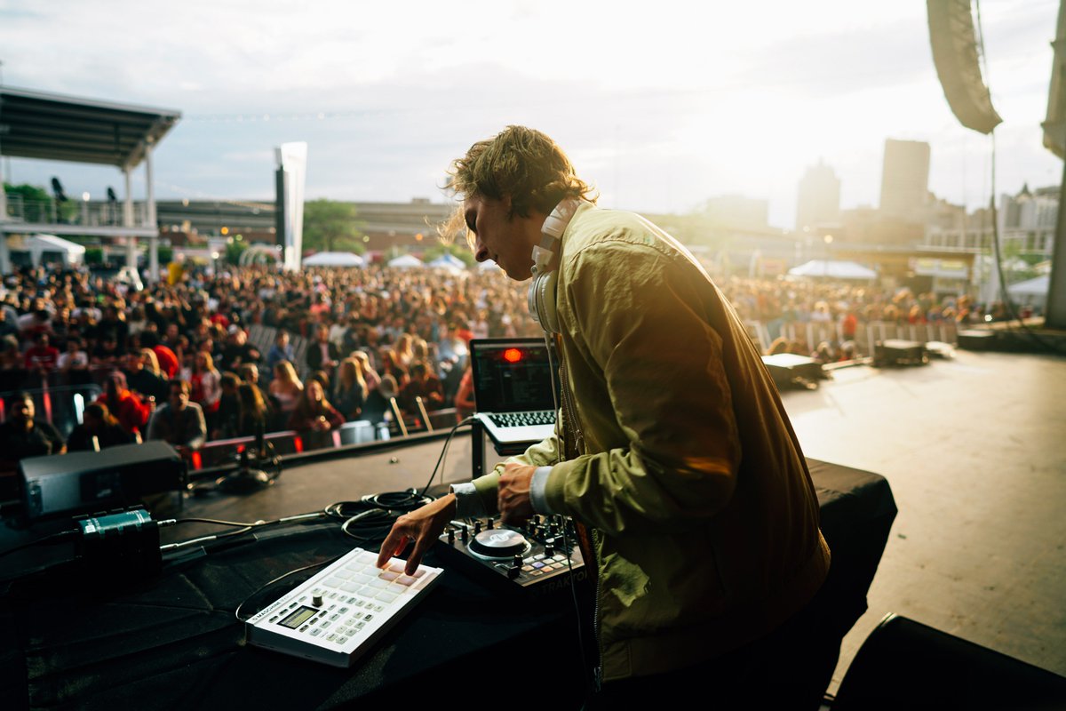 IanDigsHummus's tweet photo. Twas a total blast playin a lil DJ set last Friday for @thebiggig’s #stagewarming
And such a purdy night! 🌙
📷: @chris_siegel https://t.co/DCDCT7Sihk