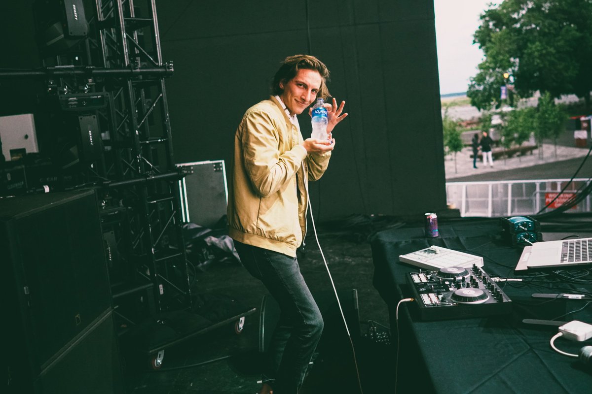 IanDigsHummus's tweet photo. Twas a total blast playin a lil DJ set last Friday for @thebiggig’s #stagewarming
And such a purdy night! 🌙
📷: @chris_siegel https://t.co/DCDCT7Sihk