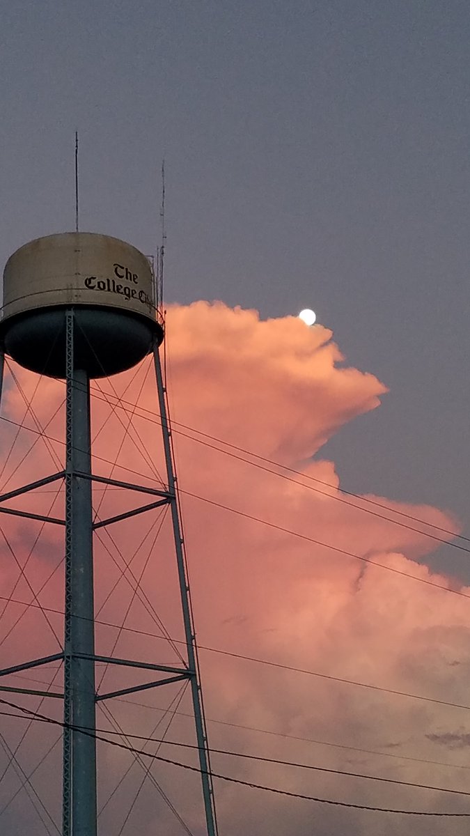JohnAShepherd's tweet photo. @spann beautiful nearly full moon peeking over a thunderstorm southeast of #Marion the #collegecity. #oneMarion https://t.co/Sr18X6HMxv