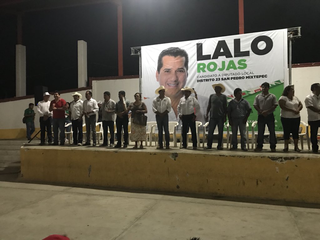 chucholox's tweet photo. Así reciben al próximo Diputado Local en La Luz Tututepec @LaloRojas2016 #Oaxaca #ContigoLaCostaAvanza #PreCierre https://t.co/0TnAL5UAR8