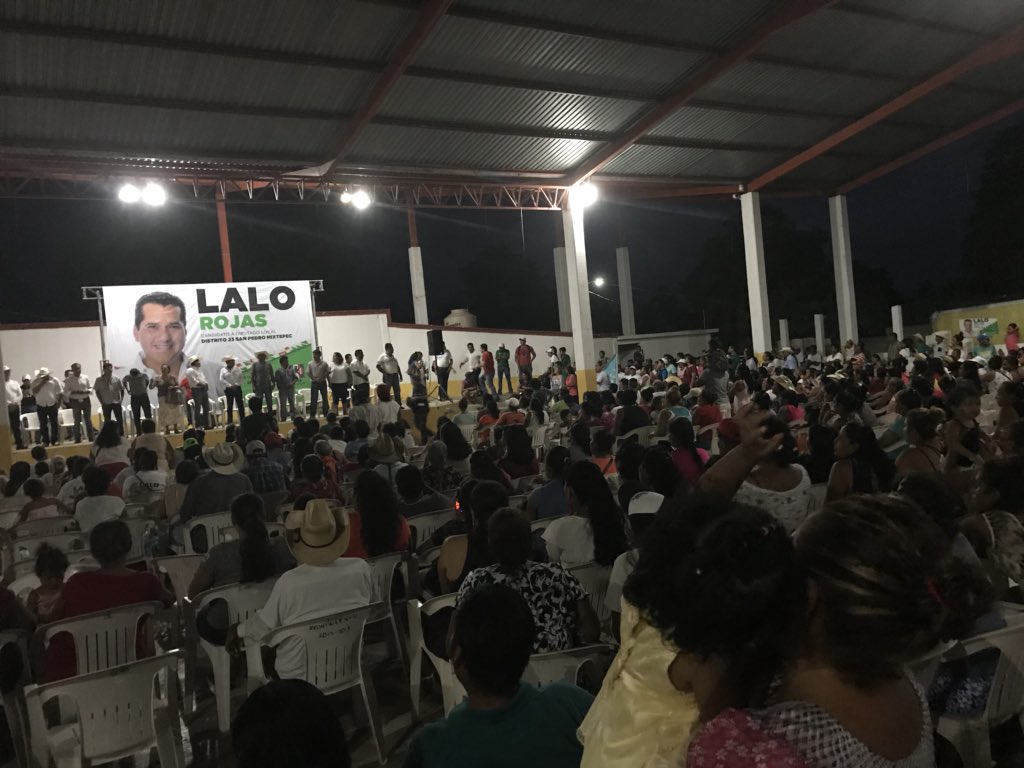 chucholox's tweet photo. Así reciben al próximo Diputado Local en La Luz Tututepec @LaloRojas2016 #Oaxaca #ContigoLaCostaAvanza #PreCierre https://t.co/0TnAL5UAR8