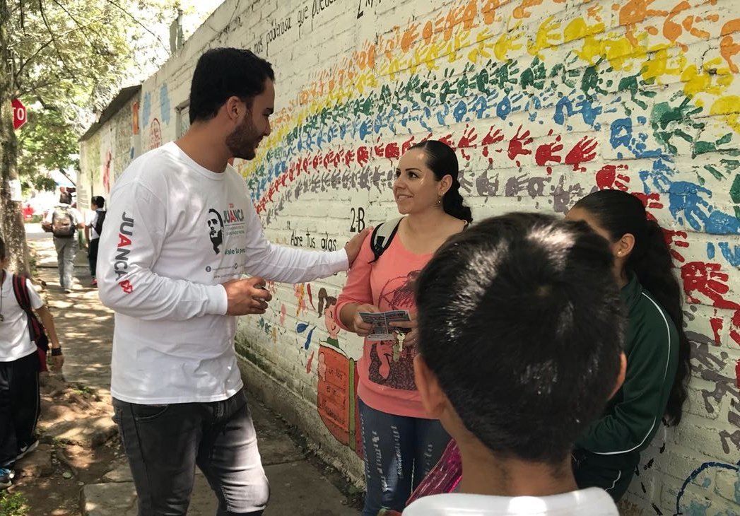 JuanCarlos_GCH's tweet photo. Muchas mamás están preocupadas por la seguridad de sus hijos, cada que salen tienen el pendiente de que no los asalten cuando esperan el camión para ir a la escuela, conmigo tendrán un amigo que luchará por cámaras de vigilancia en cada parada y también iluminación LED #VotaPRI https://t.co/llXmdS5Rzd