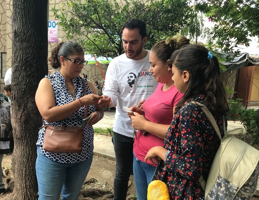 JuanCarlos_GCH's tweet photo. Muchas mamás están preocupadas por la seguridad de sus hijos, cada que salen tienen el pendiente de que no los asalten cuando esperan el camión para ir a la escuela, conmigo tendrán un amigo que luchará por cámaras de vigilancia en cada parada y también iluminación LED #VotaPRI https://t.co/llXmdS5Rzd