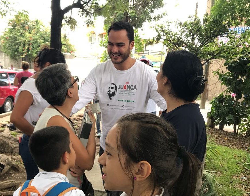 JuanCarlos_GCH's tweet photo. Muchas mamás están preocupadas por la seguridad de sus hijos, cada que salen tienen el pendiente de que no los asalten cuando esperan el camión para ir a la escuela, conmigo tendrán un amigo que luchará por cámaras de vigilancia en cada parada y también iluminación LED #VotaPRI https://t.co/llXmdS5Rzd