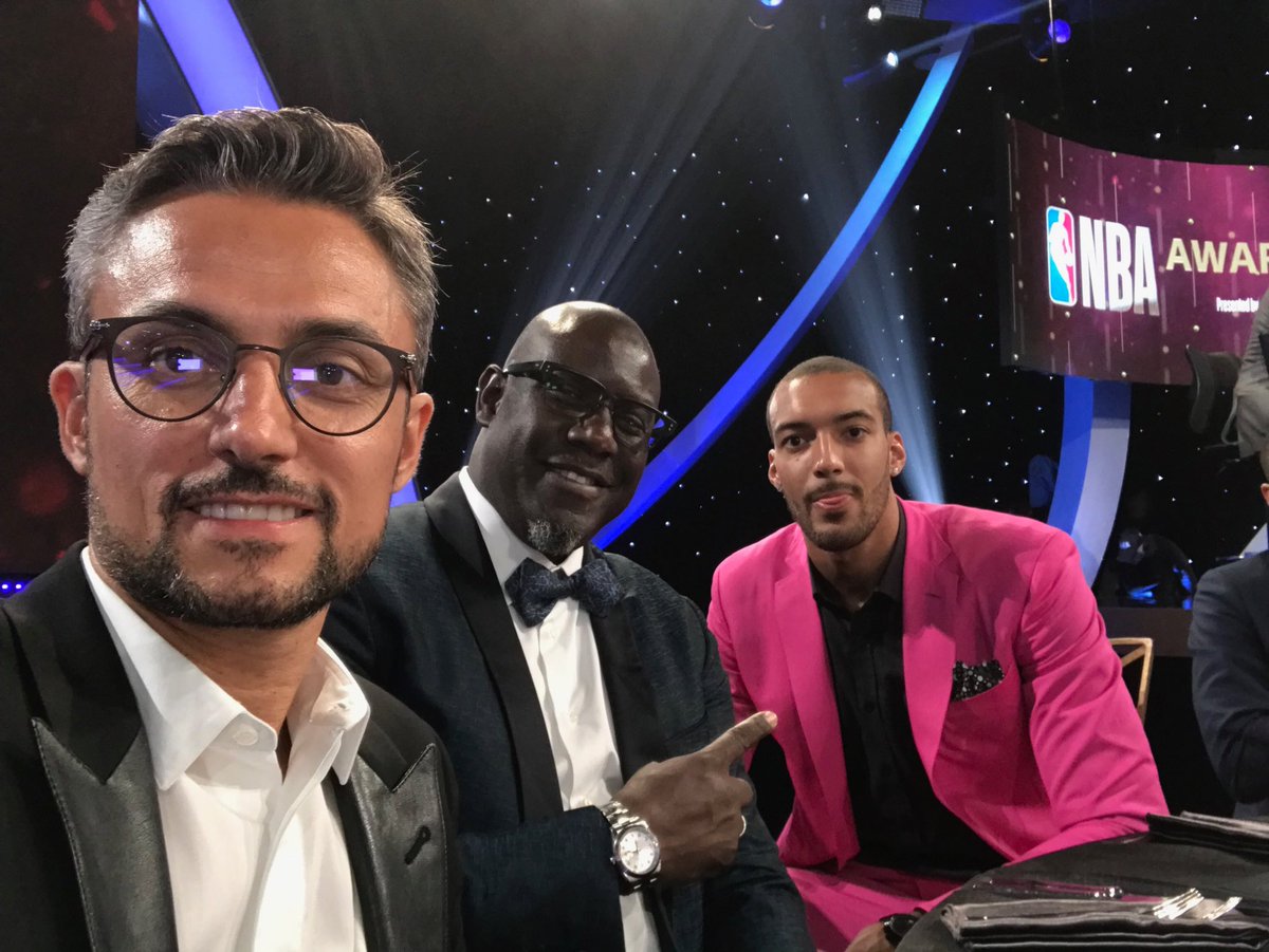 Boundiaye's tweet photo. Félicitations ⁦@rudygobert27⁩ pour ce magnifique trophée de 2018 NBA Defensive Player of the year... Quel bon feeling d être la avec mon frère ⁦@JMedjana⁩ dans ces moments 🙏🏿#hardworkfamily #comsportfamily https://t.co/bX8NmnBdQN