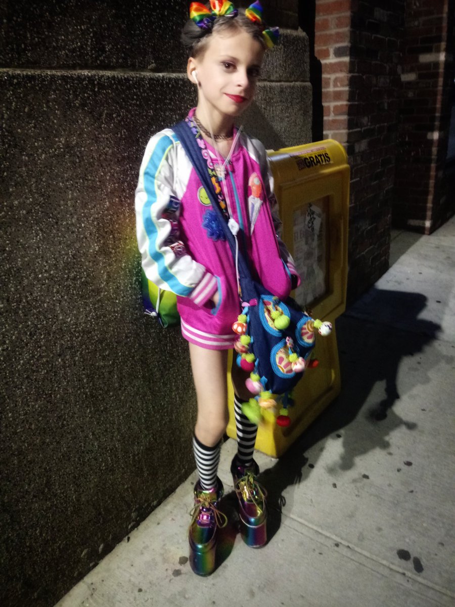 desmond_amazing's tweet photo. Just a 1990s obsessed kid 💕
.
Beautiful handmade purse by Rosabel Paraliticci
Haus of Amazing jacket by @BeMoreDesignsTx
Shoes by @YRU_life

#90skid #babydrag #brooklyndrag #clubkid #clubkids #drag #dragkid #dragkids #dragqueen #dragslayer #dragutante #klubkid #desmondisamazing https://t.co/NNIncDkd2M