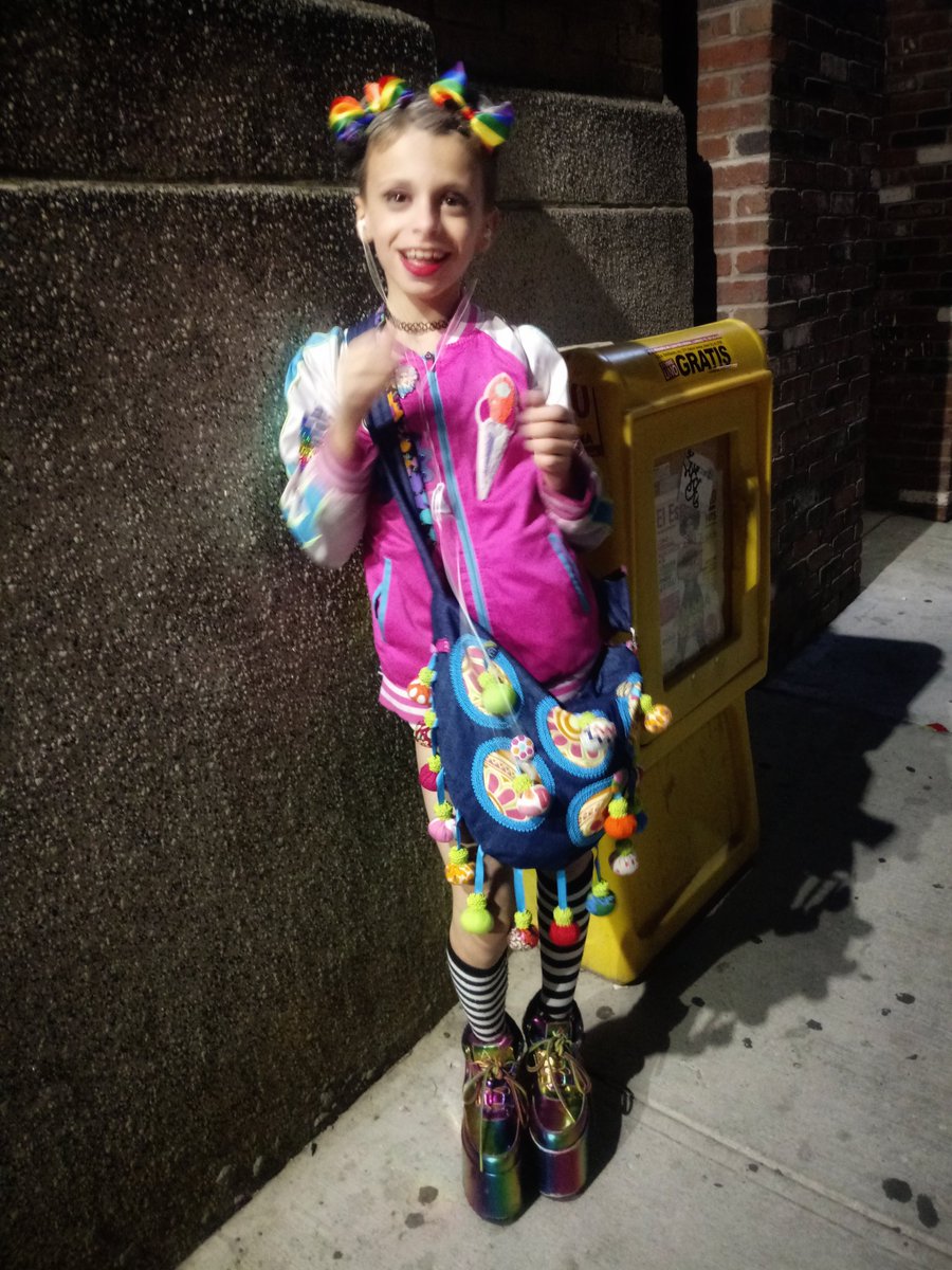 desmond_amazing's tweet photo. Just a 1990s obsessed kid 💕
.
Beautiful handmade purse by Rosabel Paraliticci
Haus of Amazing jacket by @BeMoreDesignsTx
Shoes by @YRU_life

#90skid #babydrag #brooklyndrag #clubkid #clubkids #drag #dragkid #dragkids #dragqueen #dragslayer #dragutante #klubkid #desmondisamazing https://t.co/NNIncDkd2M