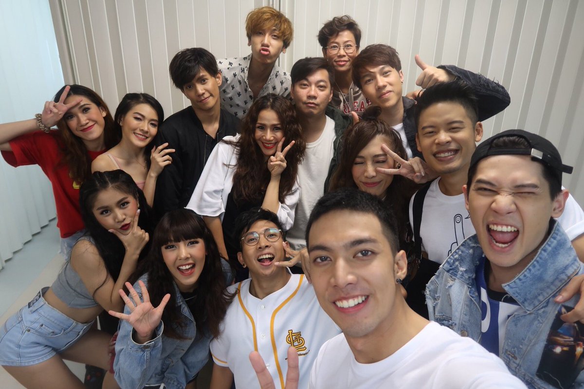 dongmylo's tweet photo. ขออนุญาตเสร่อเป็นตัวแทนของDancerนะครับ พูดขอบคุณสำหรับน้ำใจของแฟนคลับทุกๆบ้าน สำหรับอาหารดีๆแพงๆ ของกินอร่อยๆ เผื่อแผ่ให้หางเครื่อง,ทีมงาน ยันคอนเสิร์ตวันสุดท้าย กราบน้ำใจของพวกคุณสุดๆ #กองทัพเดินด้วยท้อง
#ท้องอิ่มพลังก็มาเต็ม #แดนเซอร์ผู้หิวโหย
#TeamDancer7 #7WondersConcert2018 https://t.co/SeekGu1uug