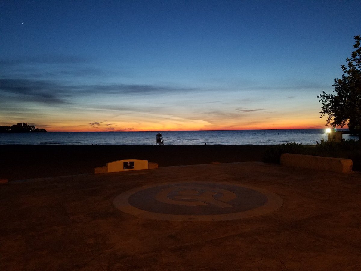MerwinsMgr_ktk's tweet photo. From Ann "it doesn't suck to work here" 😂😎👍🏻 I concur! It sure doesn't! #lovewhatyoudo #teambeachhouse #edgewatersunsets #lakeerie #LakeErieLove #lakeeriesunsets #sunsetthrowdown2018 #friendlyrivalry https://t.co/x4Ogovb85F