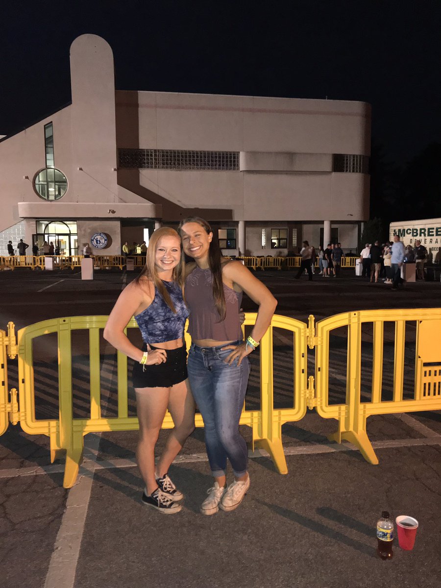 _kat_inthe_hat_'s tweet photo. 7 years of friendship means it will last a life time...so I guess 8years of friendship means you develop the same fashion sense?? https://t.co/lK0MT9LEnK
