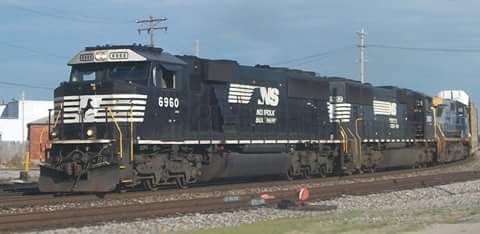 mtskidmark's tweet photo. @nscorp Train 398 departs the yard on June 25,2018 #NorfolkSouthern #Trains #Missouri #SD60E https://t.co/rxbjoiEThl