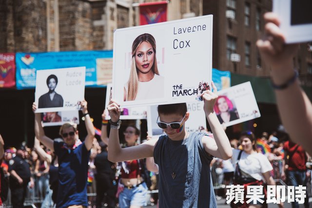 TW_nextmedia's tweet photo. 【圖輯】10張相片看盡 #紐約 #LGBTQ 大遊行
#美國 #USA #NewYork @NYCPride #DefiantlyDifferent #NYCPride #Pride2018 #pride  #NYCPride2018 #PrideMatters #Stonewall @NYCMayor
#BilldeBlasio #loveislove 
→→https://t.co/ik8cM15U8J https://t.co/9SUKho5GrD