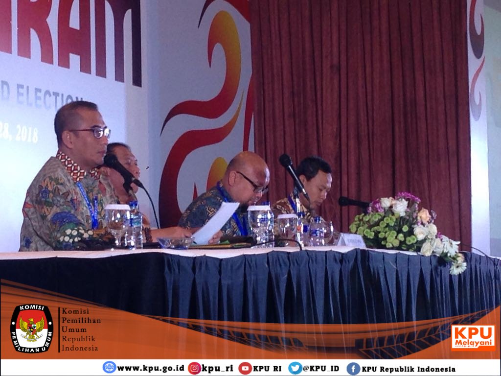 KPU_ID's tweet photo. "KPU punya peran keseluruhan dlm proses Pilkada dan Pemilu, paparan Komisioner Ilham Saputra dihadapan peserta EVP 2018, terkait Penyelenggaraan PIlkada di Indonesia" #KPUMelayani #EVP2018 https://t.co/STVXYlHvHe