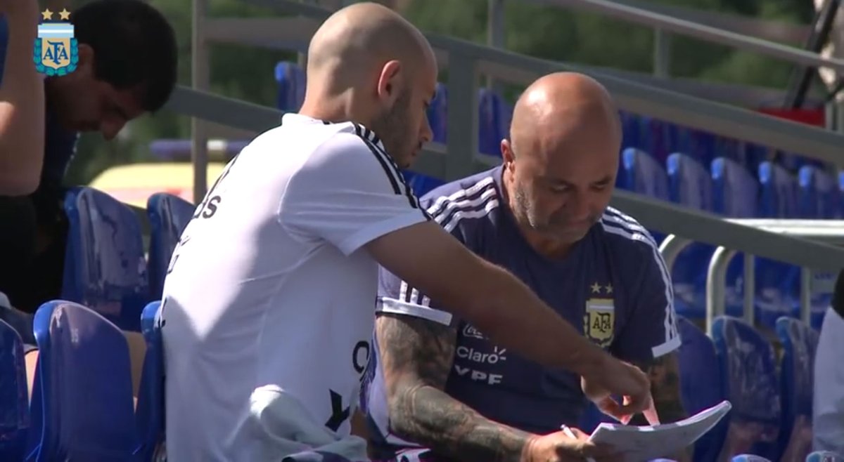 dogordo_'s tweet photo. Armani en el arco, Messi se para donde quiere y yo Y yo juego acá. Entendés cabeza de rodilla afuera del agua? https://t.co/S2F5rII1pt