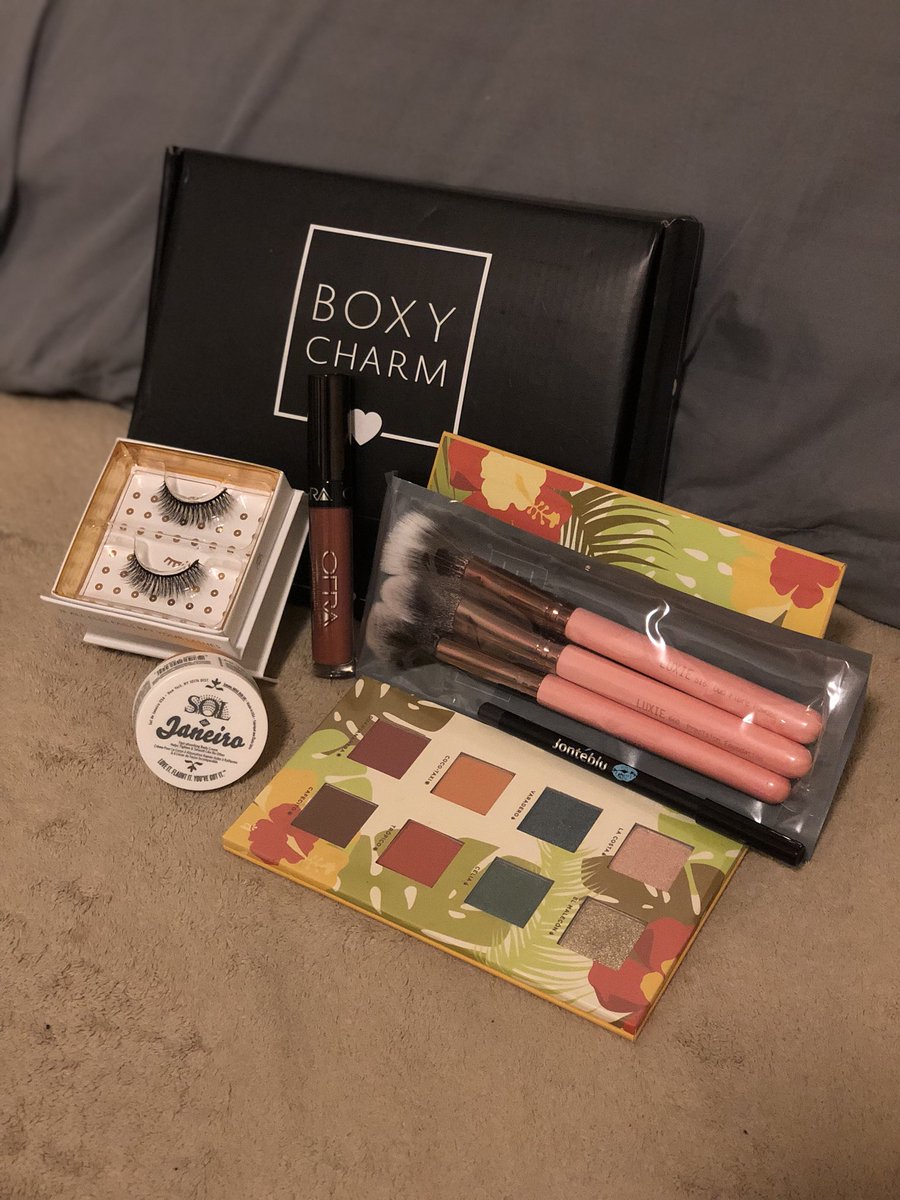 NaightLife's tweet photo. I was looking for an eyeshadow palette that had that deep yellow and it came in my @boxycharm box 😭 Im so excited https://t.co/1ygMBWSBMa