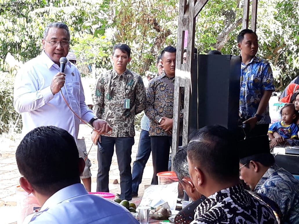 Mendes PDT dan Transmigrasi bpk <a href="/EkoSandjojo/">Eko P. Sandjojo</a> didampingi dirjen PPMD bpk <a href="/taufikmadjid71/">IG : taufik.madjid</a> saat memberikan arahan Di lokasi #PadatKaryaTunai Di Desa Gemaharjo keg pelebaran Jalan. Pacitan 26-06-2018  #JawaTimur . <a href="/KemenDesa/">Fast Track Travel</a> <a href="/anwsanusi/">Anwar Sanusi</a>  @fachrilabalado #PendampingDesa #DanaDesa