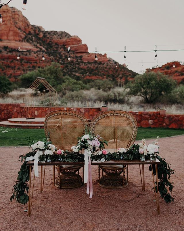 Monday’s got me wishin’ I was sitting at this table, drinkin’ a cocktail, enjoying the Sedona view. Who wants to join me?! 🙌🏼 ✨

Venue | <a href="/redagaveresort/">Jeff Higgins</a> 
Florals &amp; Planning | <a href="/moelleux_events/">Moelleux Events</a> 
Rentals | @topnotchrentals 
Music | @mikegoodrick ift.tt/2lz7Lht