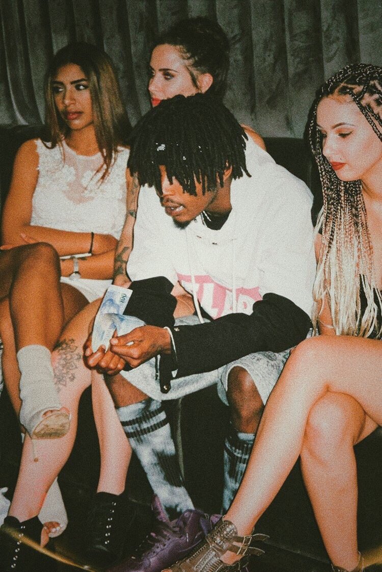 FlvmeSA's tweet photo. These bitches ain’t high enough ... https://t.co/ZOeWxiqrOg